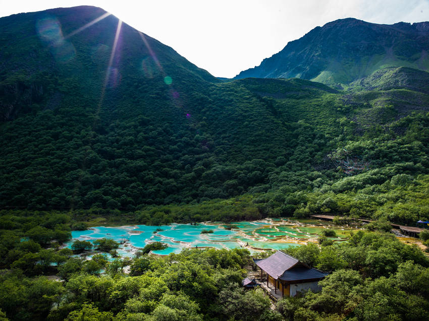 五彩池。黃龍景區(qū)管理局供圖