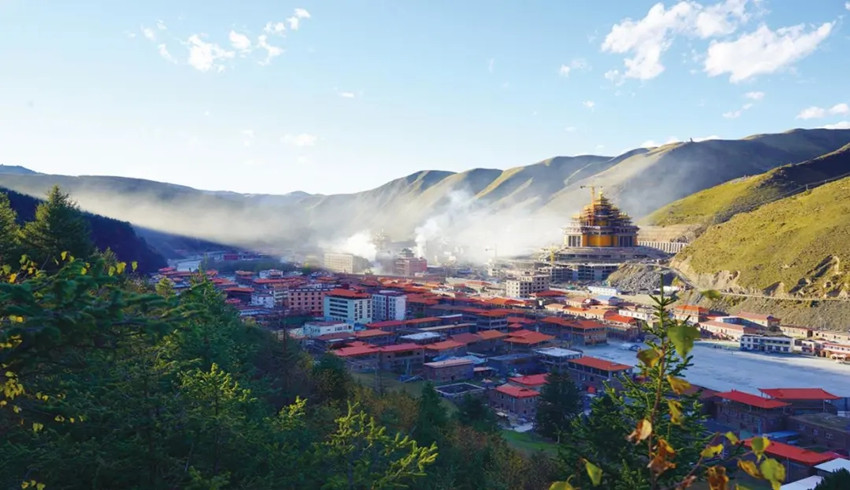 晨曦中的壤塘鎮(zhèn)。壤塘縣委宣傳部供圖