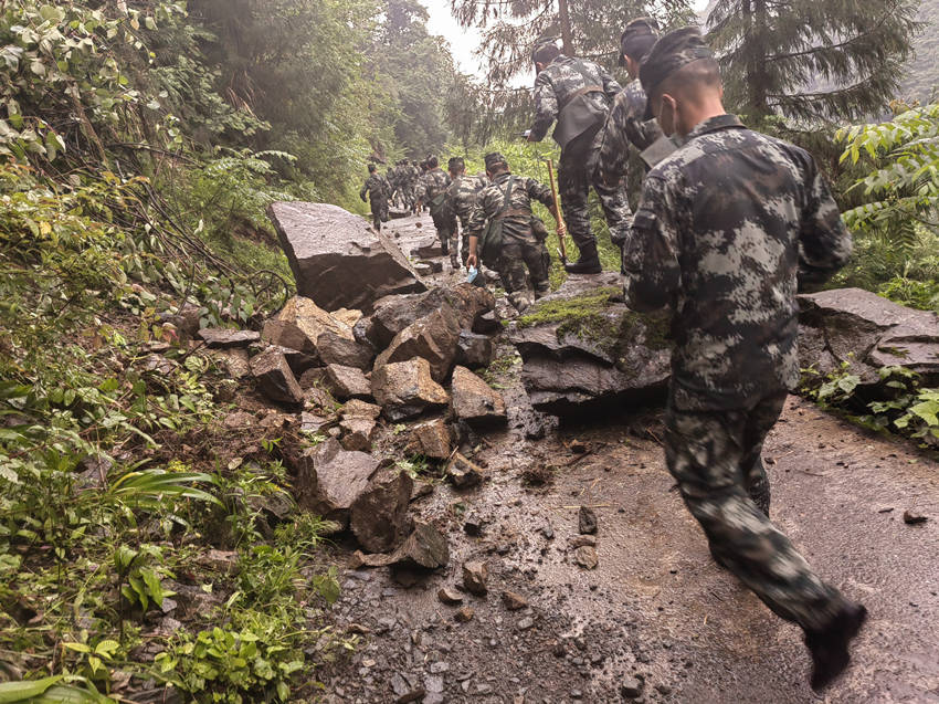 武警官兵趕赴災(zāi)區(qū)。武警四川總隊(duì)供圖