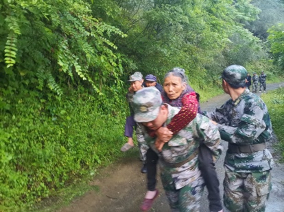 四川蘆山發(fā)生6.1級(jí)地震，400余名官兵民兵全力參與救援。雅安軍分區(qū)供圖