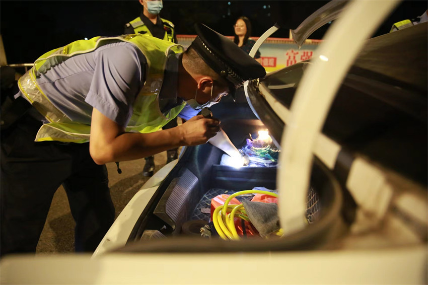 民警正在檢查轎車后備廂。資陽市公安局供圖