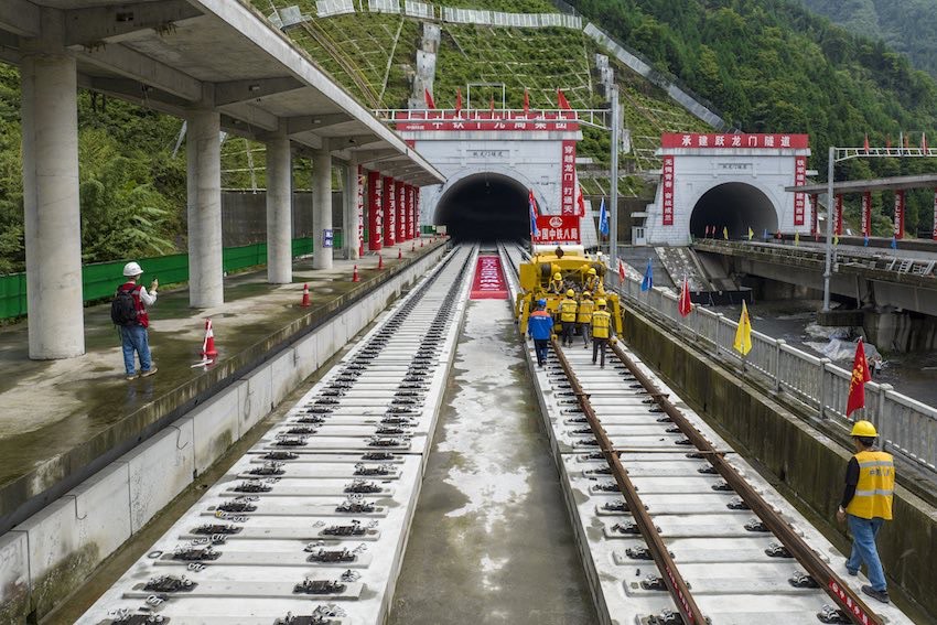 成蘭鐵路啟動(dòng)高原段鋪軌意味著全線建設(shè)進(jìn)入最后攻堅(jiān)階段。成蘭公司供圖