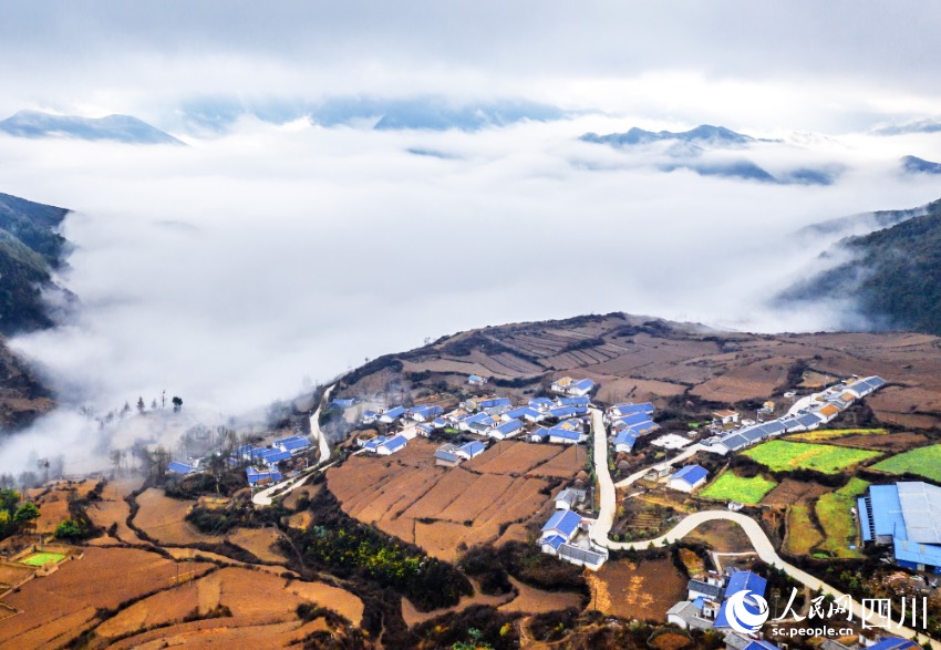 金陽(yáng)縣丙底鎮(zhèn)保爾村通村水泥路。鄭云攝