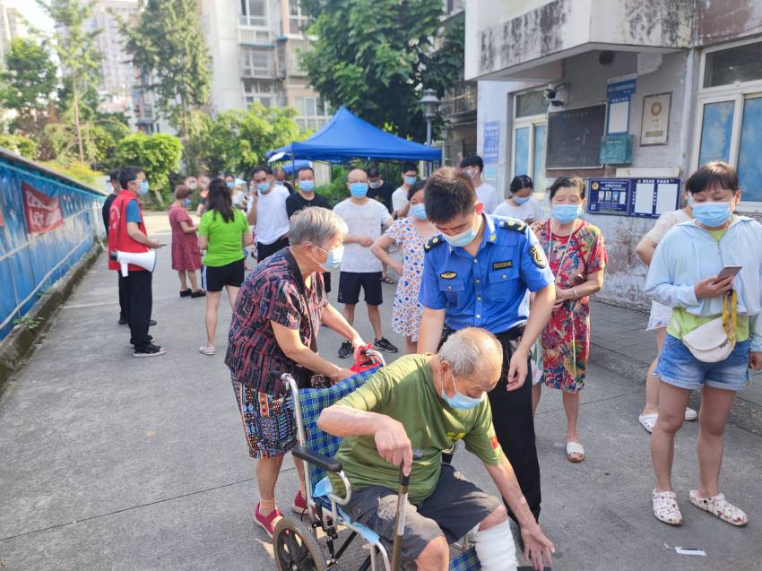 幫扶社區(qū)老年居民。成都市城市管理行政執(zhí)法總隊(duì)供圖