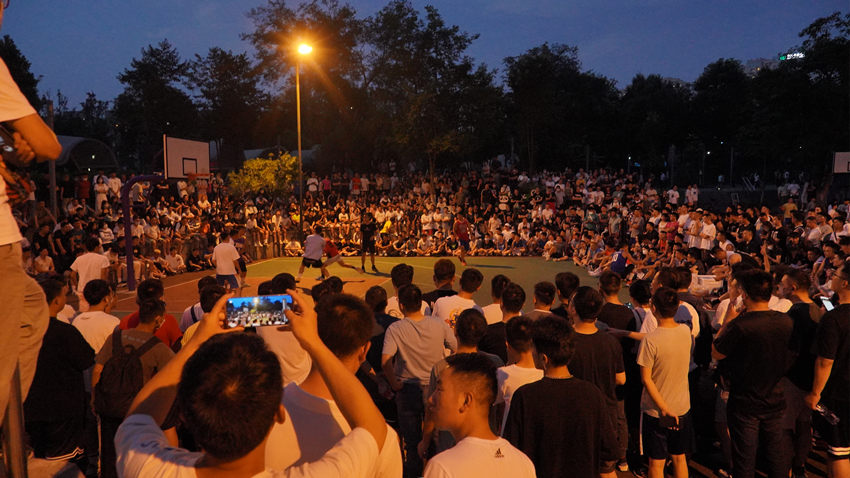 大源中央公園籃球場。夜幕大源供圖