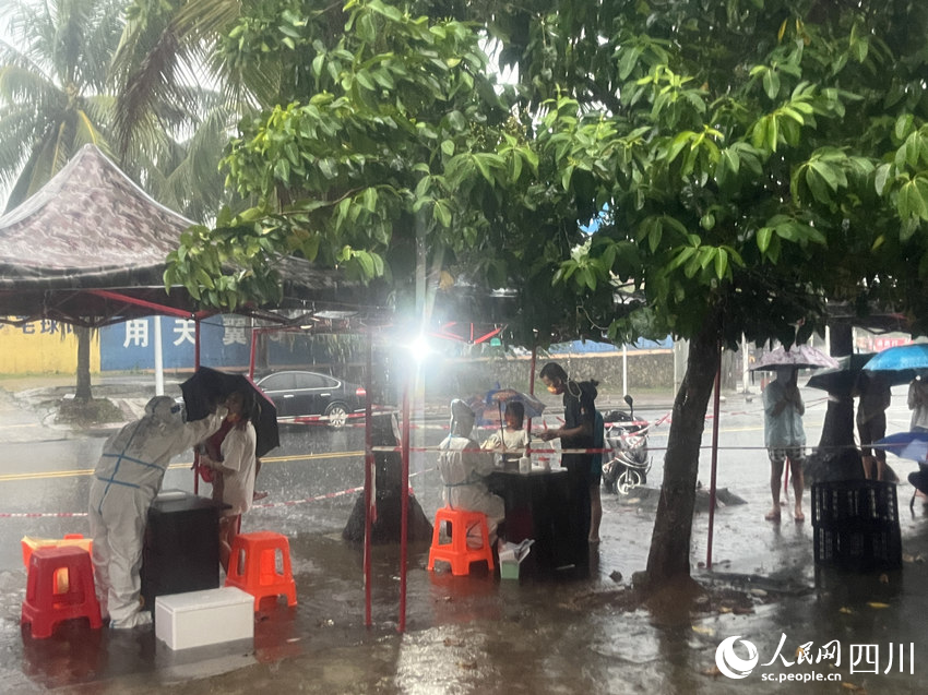 暴風(fēng)雨下的全民抗疫。游青燕攝