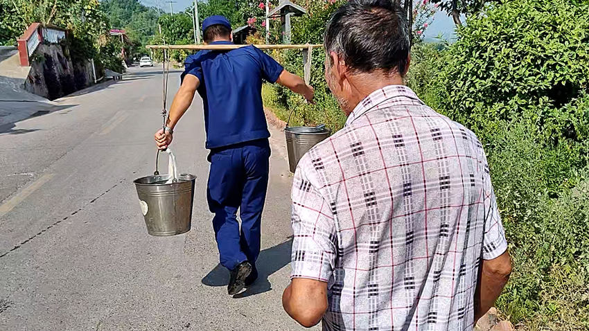 樂山消防員為群眾送水。樂山市消防救援支隊(duì)供圖