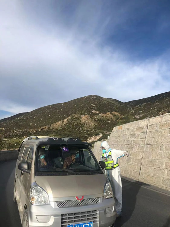 對過往車輛進行檢查。甘孜日報社供圖