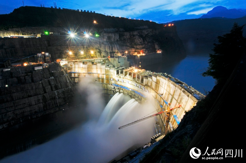 雷波水電、風(fēng)能資源富集，金沙江上的溪洛渡水電站，是中國(guó)第三、世界第四大水電站。楊琳攝