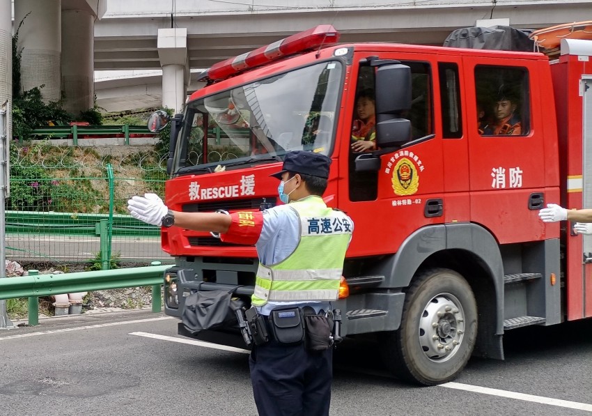 四川高速公安開(kāi)辟綠色救援通道。四川交警供圖