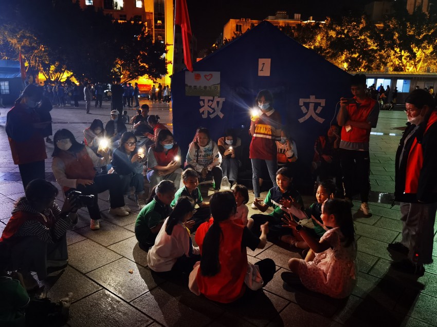 “青青兒童樂園”在雅安市石棉縣世紀廣場安置點正式開園。共青團四川省委供圖