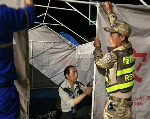 9月5日晚，成都市大邑縣退役軍人“戰(zhàn)旗紅”志愿服務(wù)隊(duì)“陸豹”救援隊(duì)連夜馳援瀘定災(zāi)區(qū)，被現(xiàn)場指揮部分配到醫(yī)療救助組。四川省退役軍人事務(wù)廳供圖