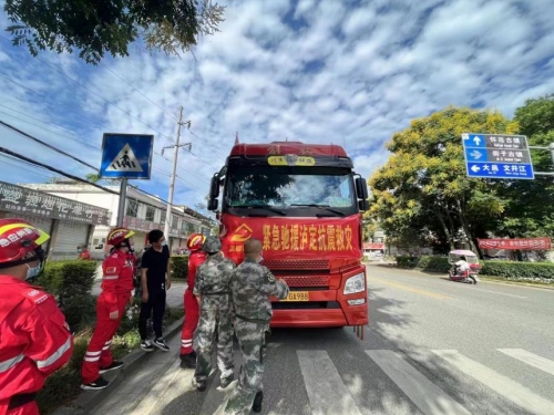 青白江區(qū)退役軍人“戰(zhàn)旗紅”志愿者支援震區(qū)。四川省退役軍人事務廳供圖