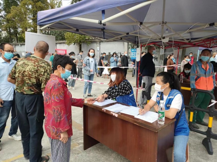 核酸檢測現(xiàn)場。崇州市委組織部供圖