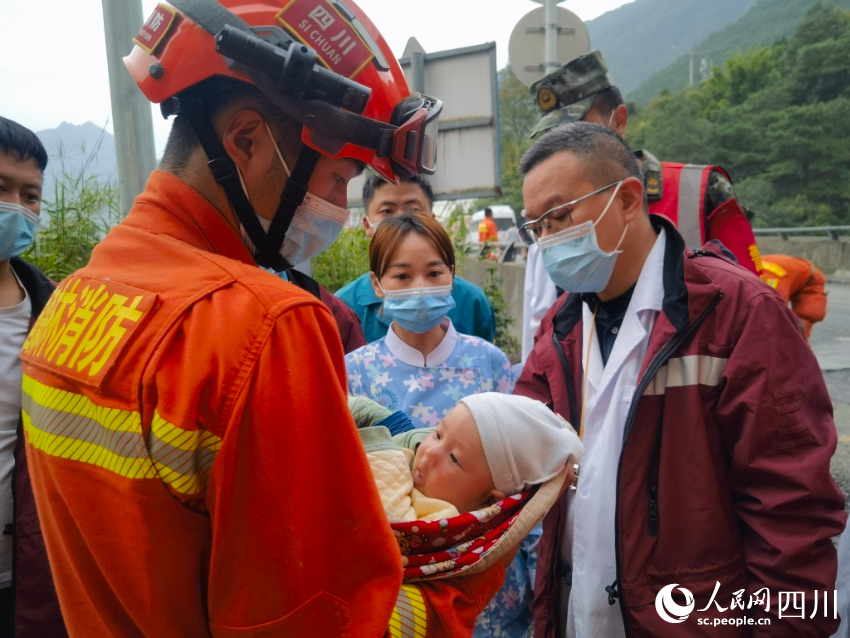 寶寶安靜地躺在森林消防員張自立懷里。彭科攝