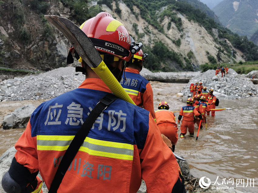 9月6日，翻山越嶺挺進(jìn)幸福村。王新宇攝