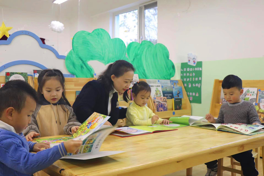 園長劉春和孩子們。幼兒園供圖