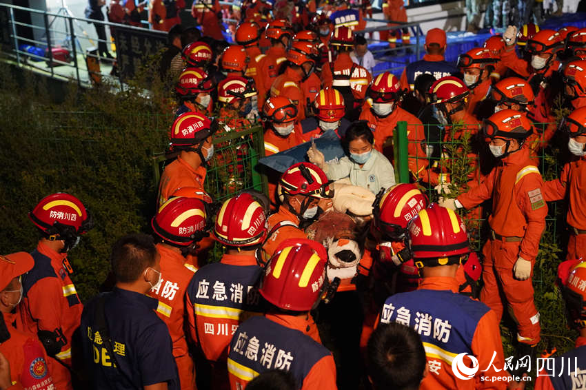 9月5日晚，雅安消防支隊(duì)在新民鄉(xiāng)碼頭，消防救援人員與多方救援力量一起運(yùn)送傷員。鄭竺青攝