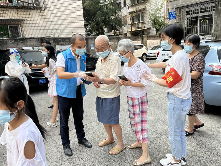 何春學(xué)（左）李研玲（右）夫妻協(xié)助開展核酸采樣。敘州區(qū)融媒體中心供圖