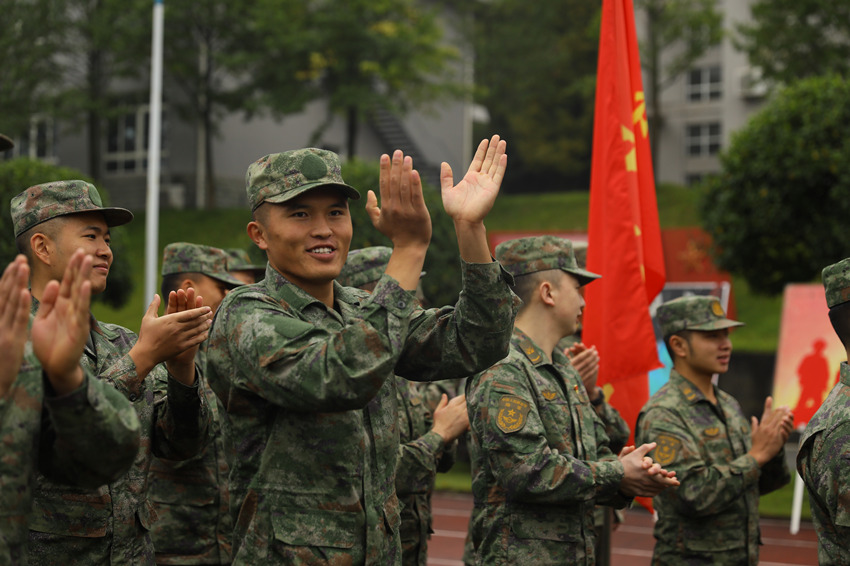 “開訓(xùn)典禮”現(xiàn)場(chǎng)。西部戰(zhàn)區(qū)陸軍某綜合訓(xùn)練基地供圖