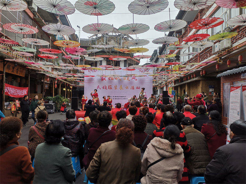 都江堰市南橋社區(qū)開(kāi)展民族服裝展示活動(dòng)。成都市民宗局供圖