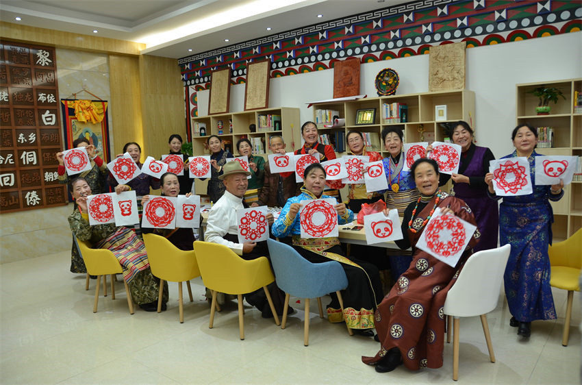 各族群眾學(xué)習(xí)非遺文化剪紙。成都市民宗局供圖