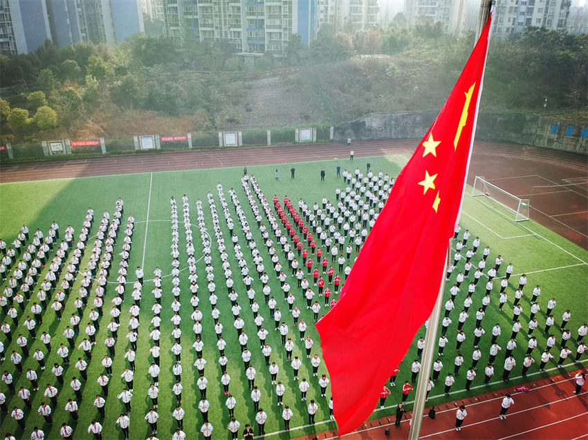 各族師生在大課間共同練習(xí)手語(yǔ)操《國(guó)家》。成都市民宗局供圖