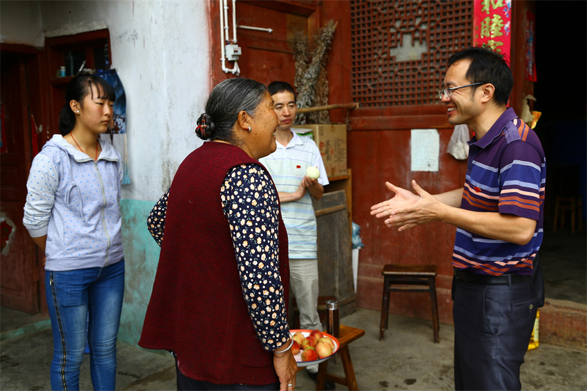 定期組織學(xué)校老師赴甘孜州開展家訪。成都市民宗局供圖