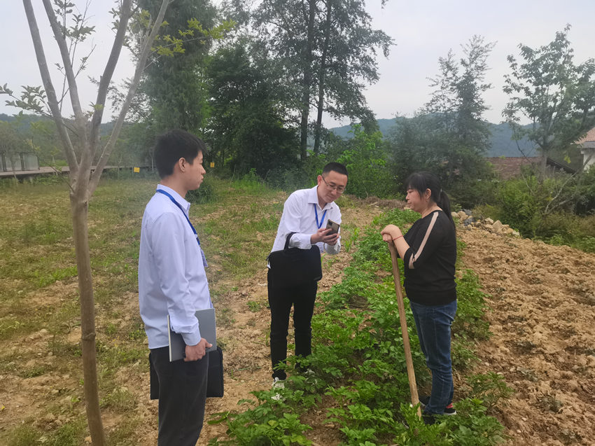 萬源市石塘片區(qū)協(xié)作組工作人員深入田間地頭向群眾反饋問題線索辦理情況。達(dá)州日報(bào)社供圖