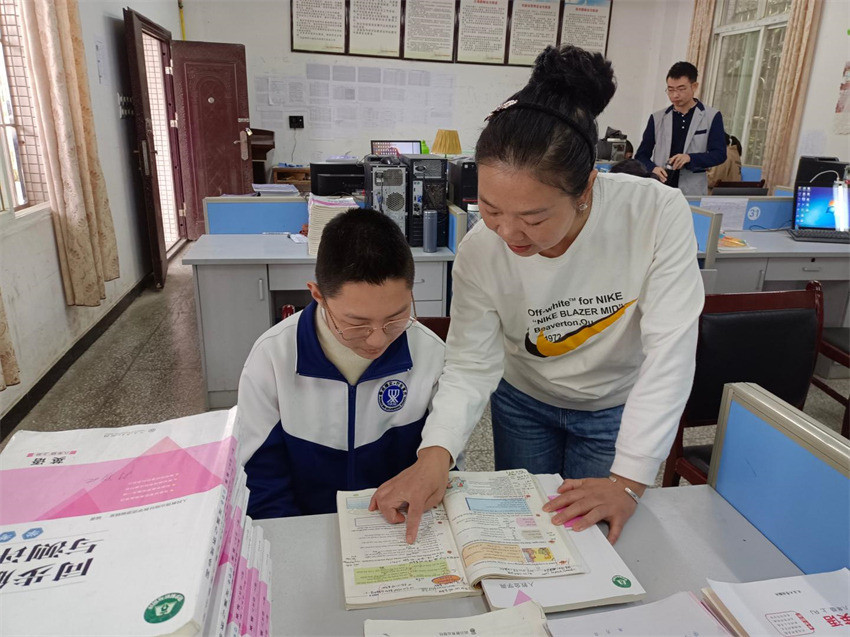 鄒麗萍輔導學生。蔣兵供圖