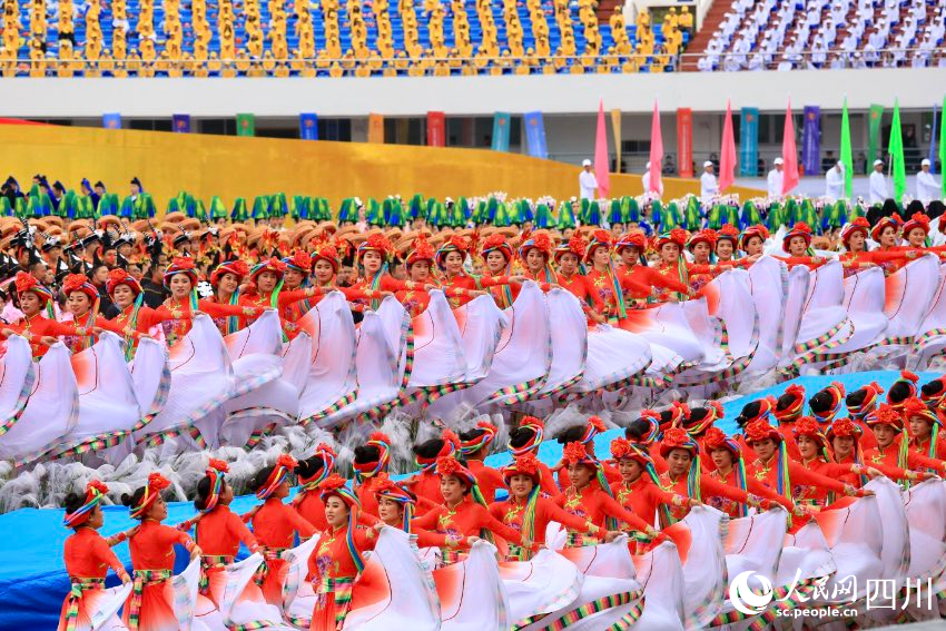 慶祝涼山彝族自治州成立70周年文藝演出現(xiàn)場。人民網(wǎng) 朱虹攝