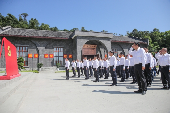 中國石油四川銷售公司黨員干部在毛澤東主席視察隆昌氣礦紀(jì)念館開展主題黨日活動(dòng)。曾宇攝