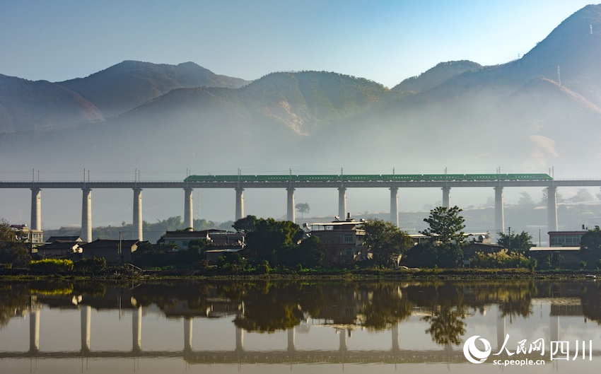 復(fù)興號駛過新成昆鐵路沙壩安寧河特大橋。田維鵬攝