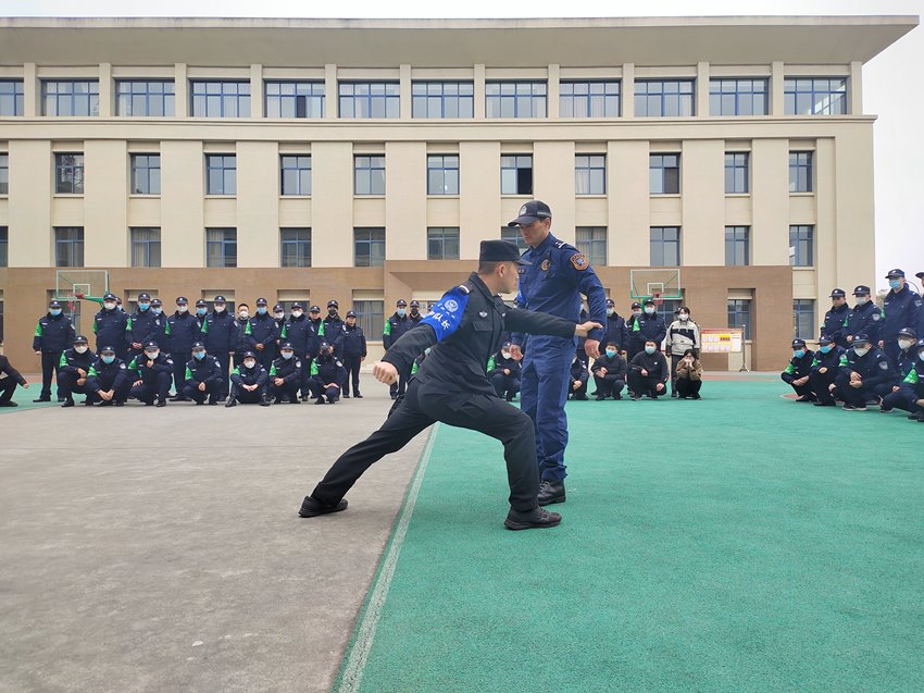 巡警大隊警務(wù)教官加班加點開展分局新招輔警培訓(xùn)工作。成都高新公安供圖