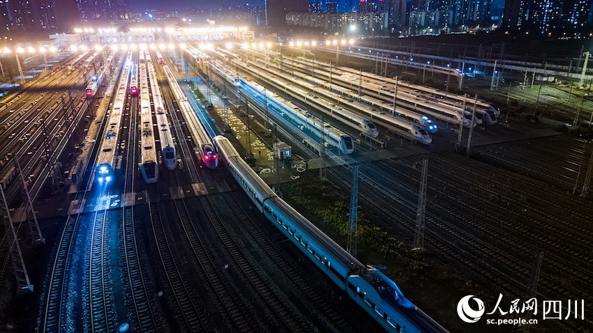 今年春運(yùn)運(yùn)輸高峰，155組載客動車組將上線運(yùn)行。熊能攝