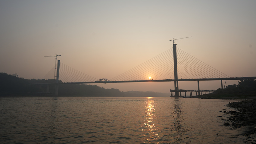 夕陽(yáng)下的大橋。蜀道集團(tuán)供圖