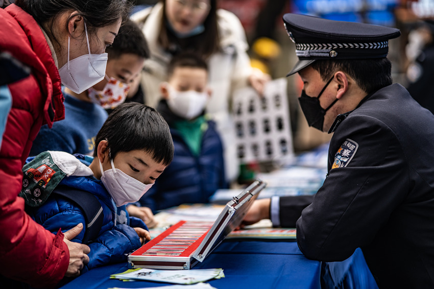 現(xiàn)場市民。成都市公安局金牛區(qū)分局供圖