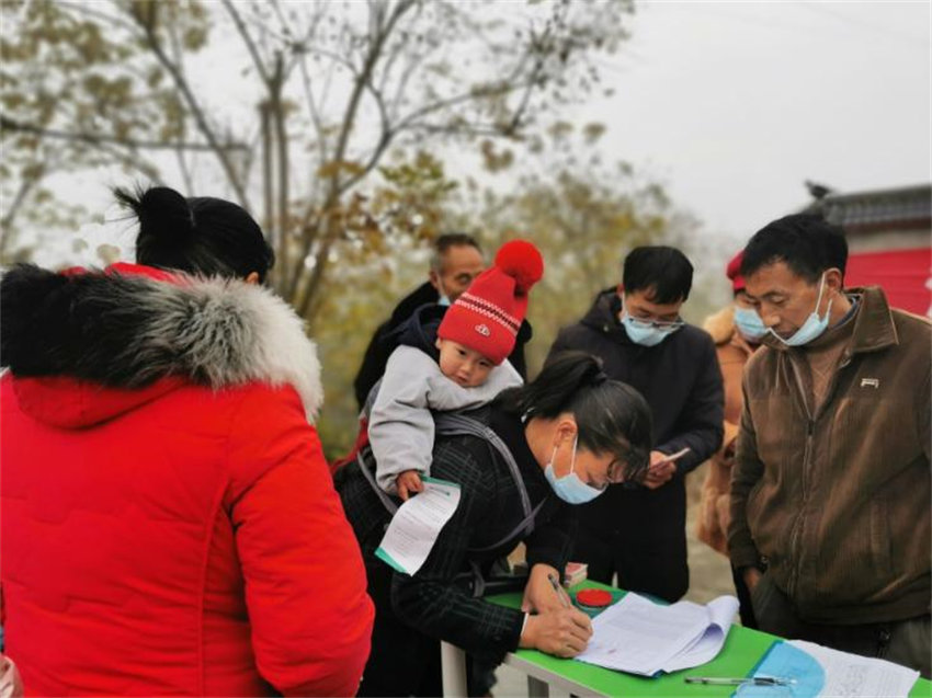 村民分紅笑開顏。江南鎮(zhèn)人民政府供圖