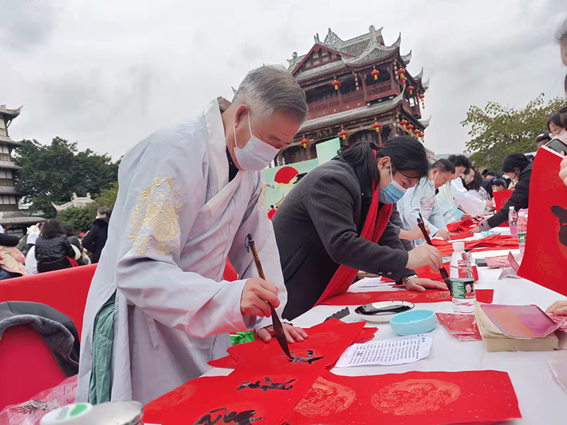 活動(dòng)現(xiàn)場(chǎng)，書(shū)法藝術(shù)家們揮毫潑墨，筆走龍蛇。吳舒婷攝