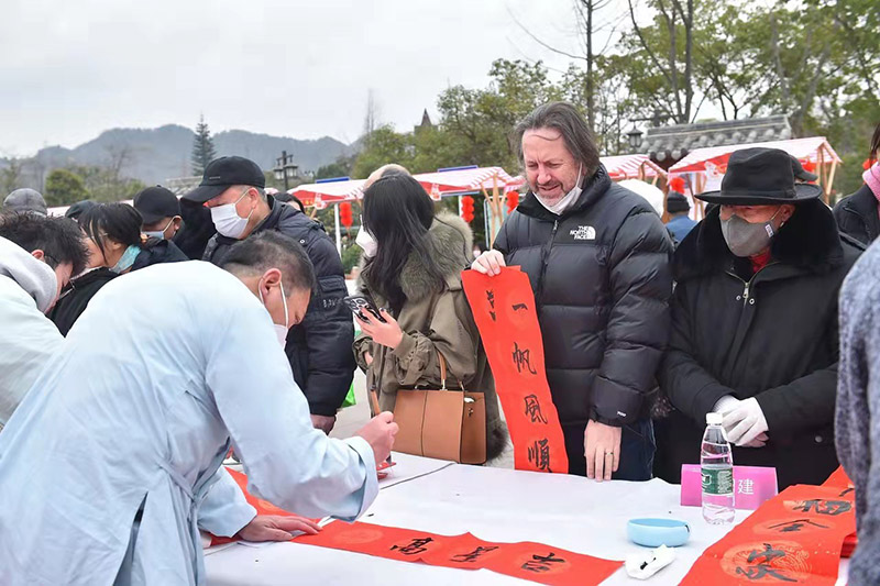 為百姓寫春聯(lián)、送福字，營造歡樂祥和的年節(jié)氣氛。龍泉驛區(qū)委宣傳部供圖