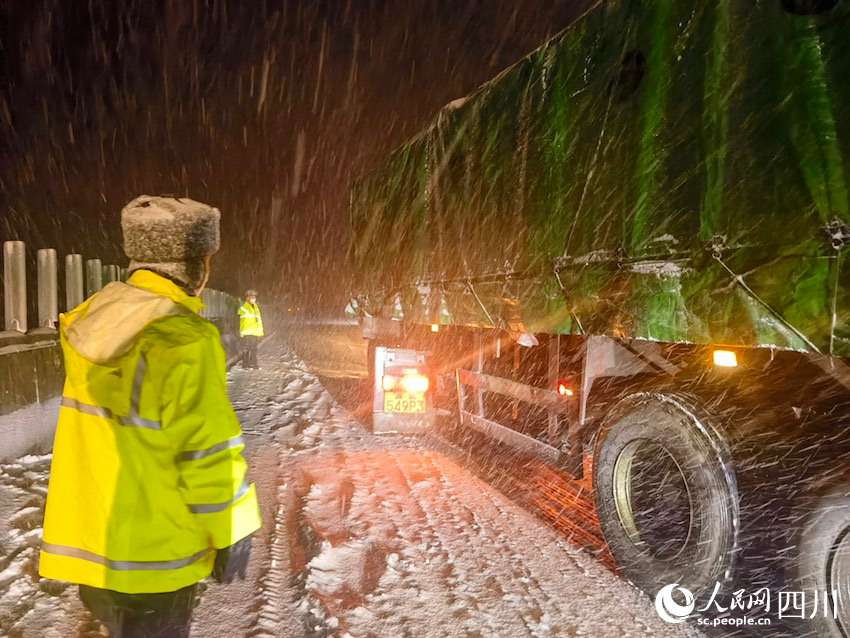 執(zhí)法人員在冰雪天氣中執(zhí)勤。王冰攝