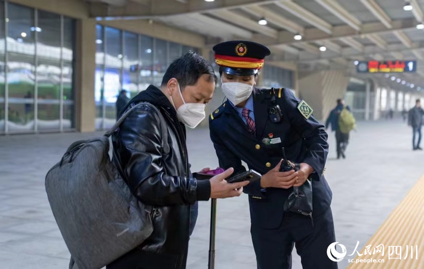 作為列車長，阿依布卡對每一位乘客都給予貼心關(guān)懷。范東海攝