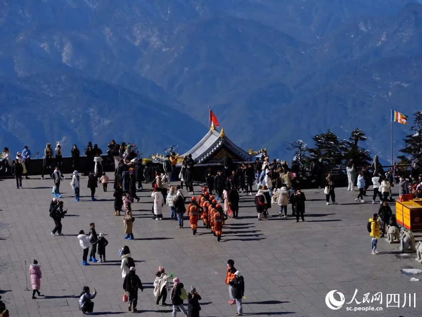 隨著春節(jié)臨近，省內(nèi)各大旅游景點游玩的游客日漸增多。程雪力攝