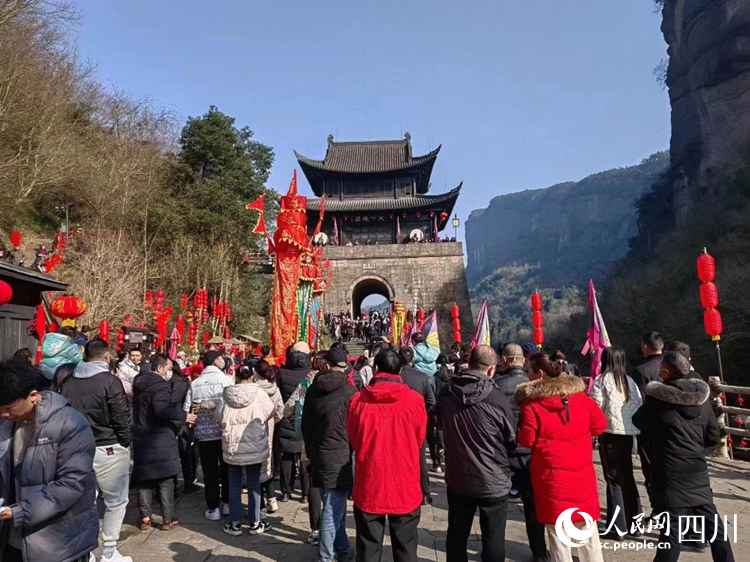 游客在關(guān)樓前觀看開關(guān)祈福表演。王春波攝