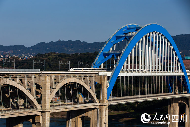 一列高鐵經(jīng)過長江大橋。龍毅攝