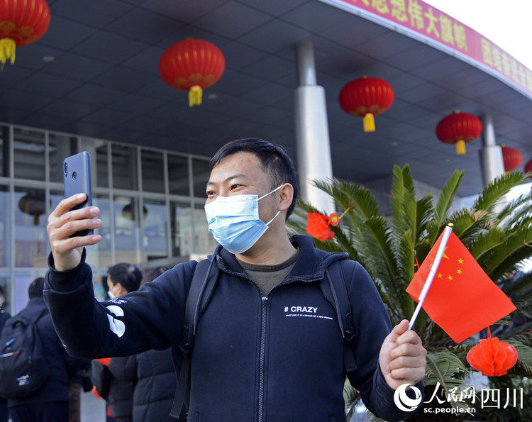 登機(jī)前，先和親人視頻聊天。李霞攝