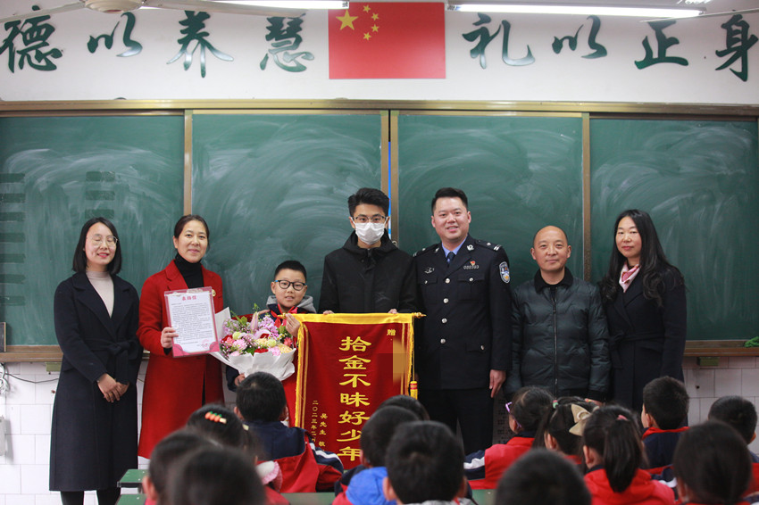 失主和民警送來(lái)錦旗。資陽(yáng)市公安供圖