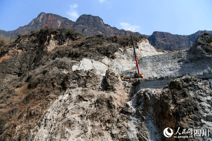 建在懸崖峭壁上的西溪河特大橋橋墩。賈巴爾且攝