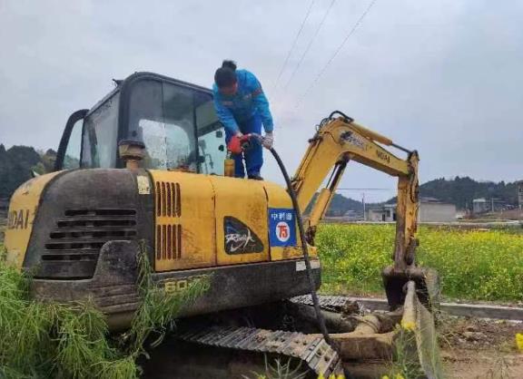 中石油四川銷售德陽分公司為中江縣回龍鎮(zhèn)竹堰新村油菜種植農(nóng)戶送油 董丁菱攝