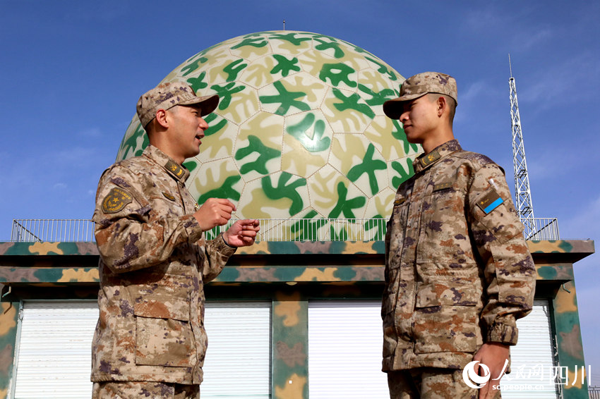 雷達(dá)某部軍士交流“一專多能”訓(xùn)練心得。胡勇華攝